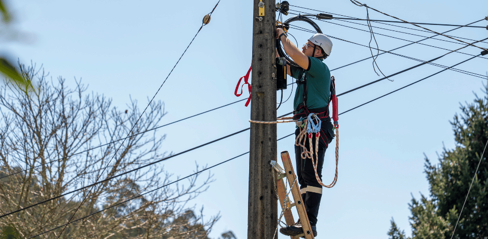 dstelecom technician climbing the pole