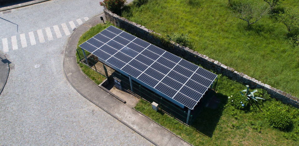 Projeto de energia solar da dstelecom abrange 70 municípios e reduz emissões de CO₂