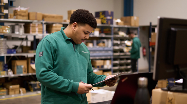 trabalhador em registo de trabalho no centro logístico