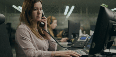 pessoa com telefone na mão a representar atendimento ao cliente