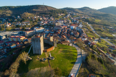 Foto de casas e do castelo de Montalegre