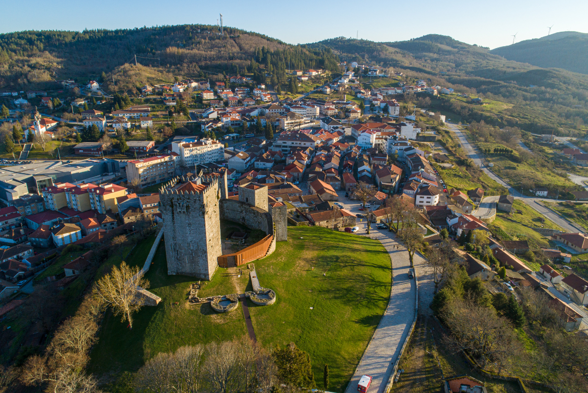Foto de casas e do castelo de Montalegre