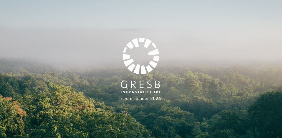 Foto de paisagem do céu e árvores verdes com o logotipo do GRESB