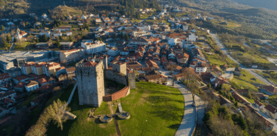 Foto de casas e castelo de Montalegre