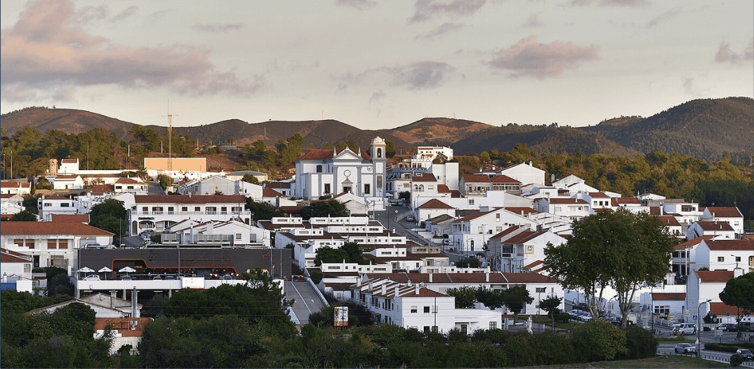 vista aérea das casas do município de aljezur